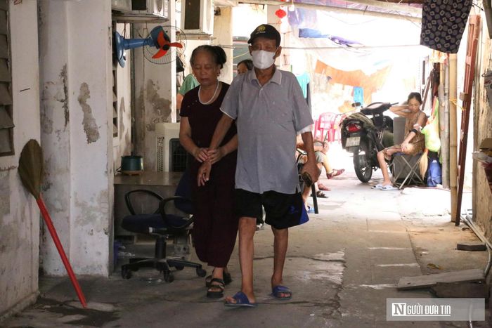 Dưới cái nắng như đổ lửa, những bệnh nhân mắc bệnh thận vẫn phải đối diện với những cơn đau, sự mệt mỏi. Nhưng chính tình cảm thương yêu, sự đùm bọc, sẻ chia, yêu thương thấu hiểu của những người đồng cảnh giúp họ có thêm niềm tin, hy vọng và động lực để vượt qua khó khăn, bệnh tật…