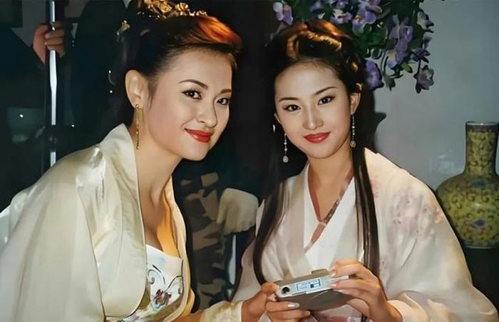Vương Lộ Dao và Lưu Diệc Phi trên trường quay, tác phẩm ghi hình năm 2002, chiếu lần đầu năm 2003, tạo cơn sốt tại một số nước châu Á.