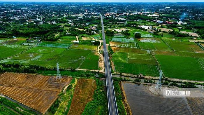 Đại diện Ban Quản lý dự án đường Hồ Chí Minh cho biết, khi tuyến đường Hồ Chí Minh đoạn Chơn Thành - Đức Hòa chính thức thông xe toàn tuyến, đây sẽ là trục giao thông quan trọng kết nối các khu công nghiệp, khu kinh tế cửa khẩu và các trung tâm logistics của vùng Đông Nam Bộ, đồng thời mở thêm dư địa phát triển cho Tây Ninh trong giai đoạn mới.