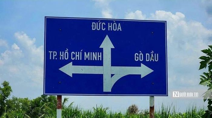 Theo Ban Quản lý dự án đường Hồ Chí Minh (chủ đầu tư), dự án đầu tư xây dựng đường Hồ Chí Minh đoạn Chơn Thành - Đức Hòa có tổng chiều dài khoảng 72,75km. Trong đó, đoạn qua tỉnh Tây Ninh dài 41,9km. Dự án được khởi công vào tháng 11/2023 với tổng mức đầu tư hơn 2.292 tỷ đồng.