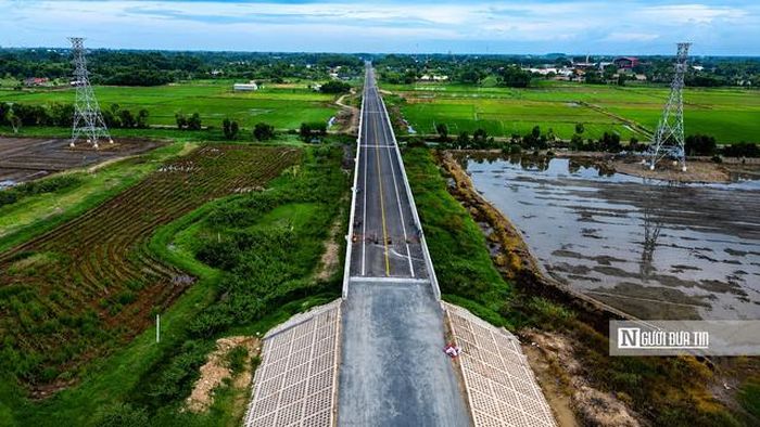 Cầu Tây Long cây cầu nằm trên ranh giới giữa phường Gia Bình và xã An Ninh. Đây cũng là mắt xích cuối cùng giúp khép kín đoạn tuyến đường Hồ Chí Minh đi qua địa bàn Tây Ninh.