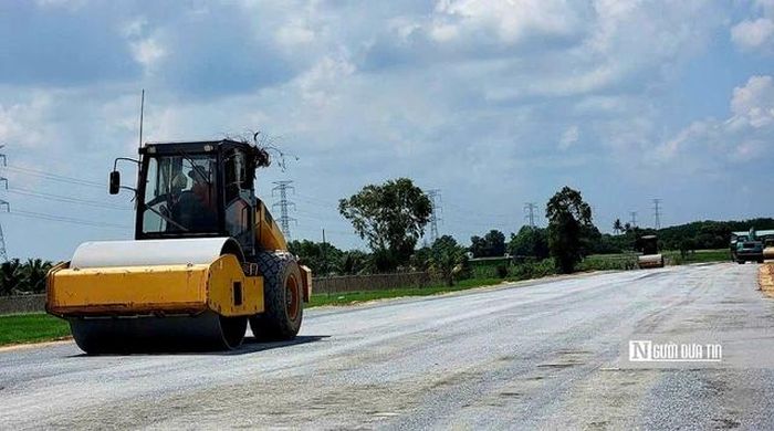 Công nhân cùng nhiều máy móc đang được huy động thi công liên tục tại đoạn từ quốc lộ 22 đến xã An Ninh nhằm sớm hoàn thiện "mắt xích" cuối cùng của dự án.