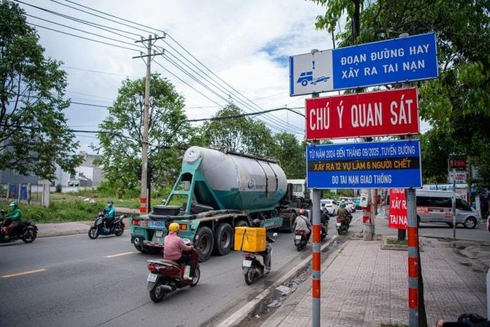 Dọc tuyến đường này, cơ quan chức năng gắn hàng chục biển báo, kèm áp phích để cảnh báo. Tuy nhiên, tai nạn giao thông vẫn liên tục xảy ra. Theo thống kê từ năm 2024 đến tháng 9/2025, đã có 12 vụ tai nạn giao thông xảy ra, làm chết 6 người.