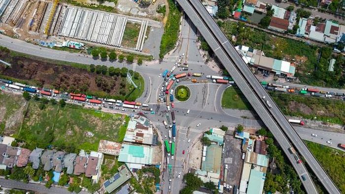 Theo Sở Xây Dựng Tp.HCM, việc mở rộng đường Nguyễn Duy Trinh là yêu cầu cấp bách nhằm giải quyết tình trạng quá tải, xóa bỏ “điểm đen” giao thông, giải quyết ùn tắc, tăng năng lực khai thác, tách làn xe cơ giới và xe thô sơ để đảm bảo an toàn cho người và phương tiện lưu thông trên tuyến đường này đồng thời đáp ứng nhu cầu phát triển khu vực cửa ngõ phía Đông Tp.HCM.