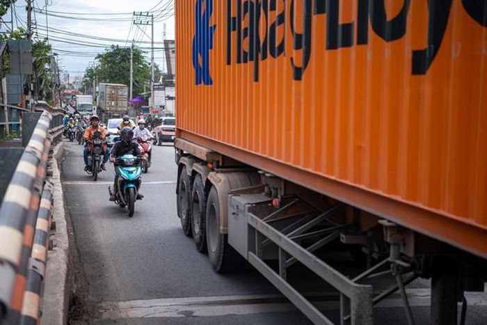Hàng chục năm qua, việc đi lại trên cung đường này của người dân gặp nhiều khó khăn, do mặt đường hiện tại chỉ rộng khoảng 7m và không có dải phân cách ngăn làn. Phần lớn mặt đường đã bị xe tải, xe container “chiếm”, người đi xe máy phải chạy sát bên cạnh những dòng xe container lớn. Người dân luôn phải sống trong cảm giác lo sợ và thấp thỏm mỗi khi ra đường.