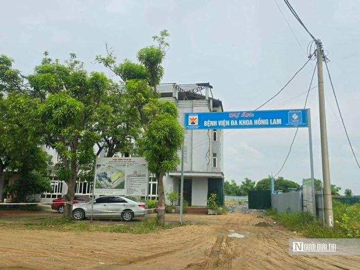 Khu vực dự án vẫn chủ yếu là bãi đất được quây tôn, phía trước vẫn là khu khách sạn cũ.