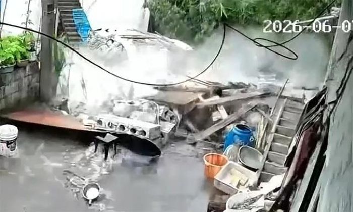 Đột nhiên, mái nhà sập xuống và các bức tường đổ sụp xung quanh cô. Nguồn: Newsflare