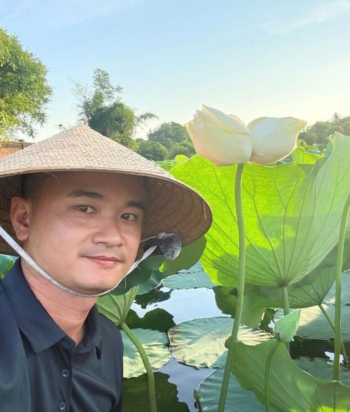 Anh Ngô Quang Trí bên cạnh bông sen "sinh đôi" hiếm gặp.