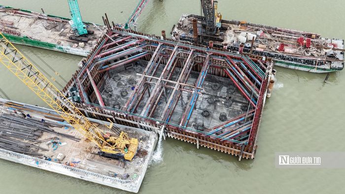Cầu Thượng Cát có 3 trụ tháp tháp chính, mỗi trụ tháp có 36 cọc khoan nhồi đường kính 2m. Các hố móng của trụ tháp sâu khoảng 20m so với mặt nước.