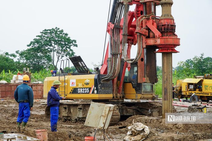 Hiện nay trên công trường đang triển khai đồng loạt các mũi thi công, chủ yếu tập trung triển khai cọc khoan nhồi, bê tông trụ và đúc dầm.