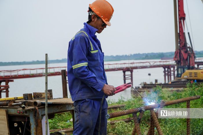 Thời tiết hiện nay đang trong mùa nắng nóng nên các công nhân cũng được bố trí lán trại để nghỉ ngơi và giờ làm việc cũng được thay đổi để phù hợp với thời tiết mà vẫn đảm bảo tiến độ.