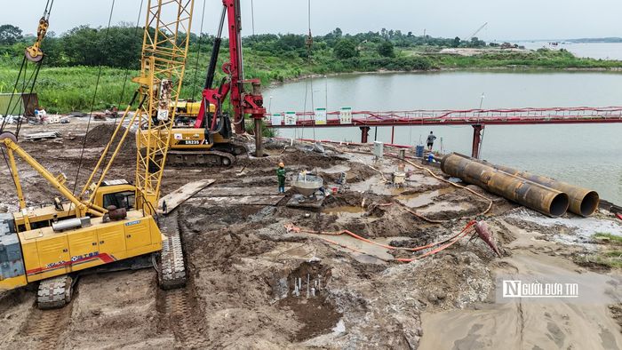 Theo Giám đốc điều hành gói thầu xây lắp tại cầu Thượng Cát, hiện nay trên công trường đang triển khai " 3 ca, 4 kíp" thi công để đáp ứng tiến độ của dự án.