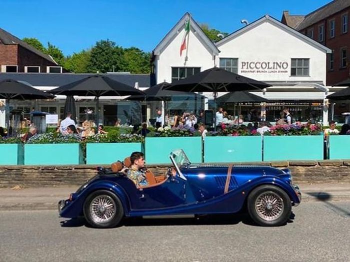Những chiếc Siêu xe, xe sang tại ngôi làng Alderley Edge.