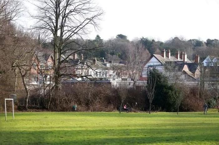 Khung cảnh ngôi làng Alderley Edge vùng Cheshire. Ảnh: Yahoo News.