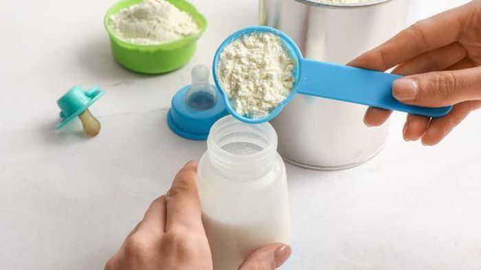 12 trường hợp trẻ gặp rối loạn tiêu hóa được ghi nhận liên quan đến cùng một lô sữa Novalac. Nhà sản xuất chủ động thu hồi sản phẩm dù chưa phát hiện tác nhân gây bệnh. Ảnh minh họa.