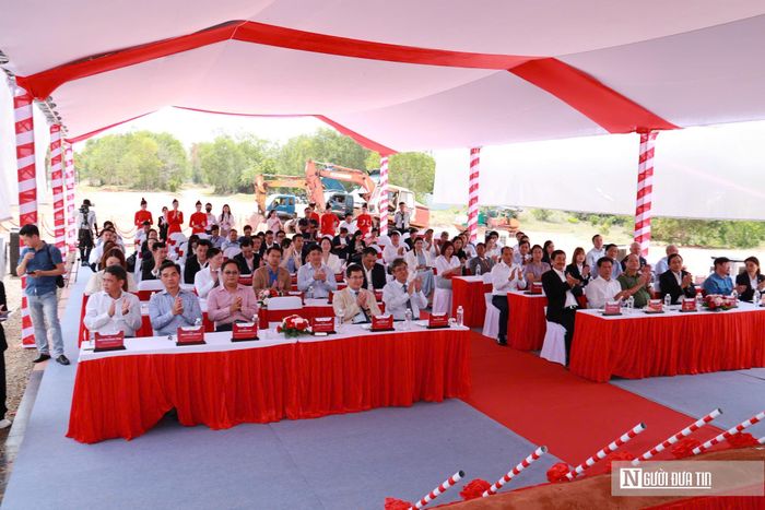 Các đại biểu tham dự Lễ động thổ.