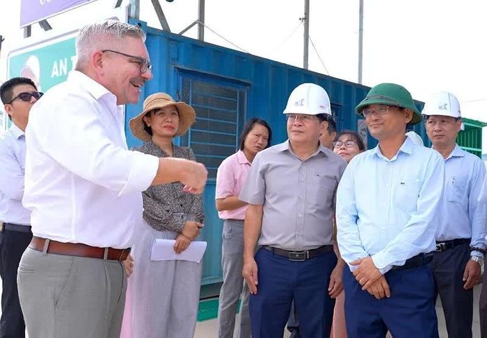 Đại diện nhà đầu tư báo cáo công tác triển khai dự án Nhà máy sản xuất màng ép nhũ và công nghệ trang trí bề mặt Kurz Việt Nam - Giai đoạn 2.