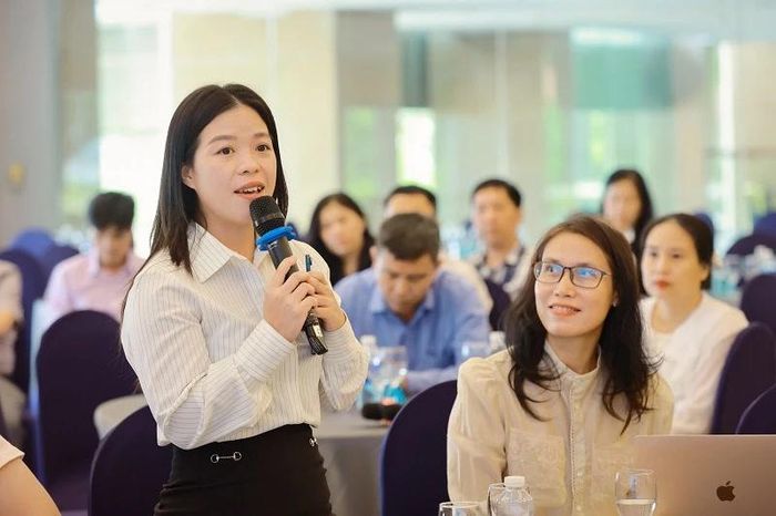 Các nữ doanh nhân thảo luận.