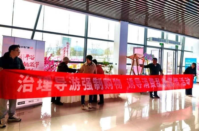 Các khách hàng bị lừa tiền tụ tập căng băng-rôn phản đối tại trụ sở một doanh nghiệp kinh doanh timeshare. Ảnh: NBD.