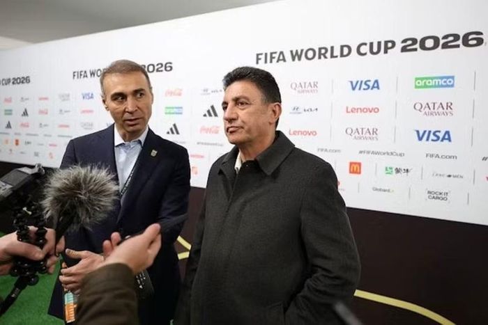 HLV Amir Ghalenoei phàn nàn về những rắc rối, khó khăn đội tuyển Iran gặp phải do Mỹ gây ra khi trả lời truyền thông. Ảnh: Sina.