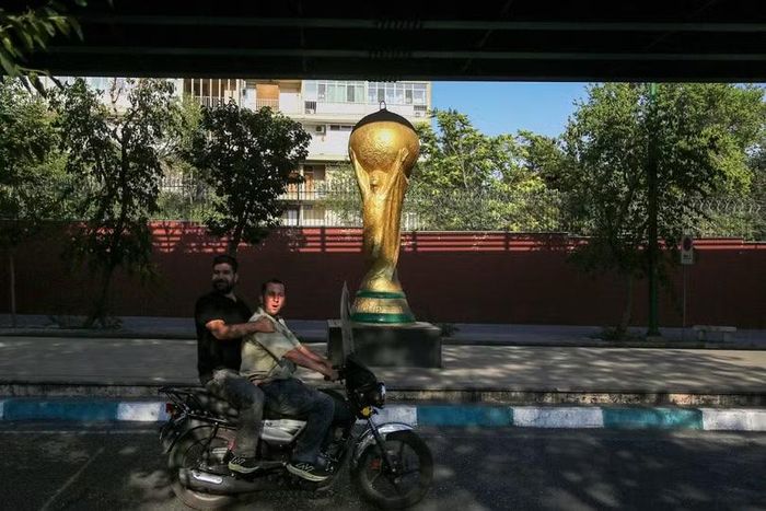 Một mô hình Cúp vàng World Cup rất lớn được dựng lên trên đường phố Tehran. Ảnh: Thepaper.