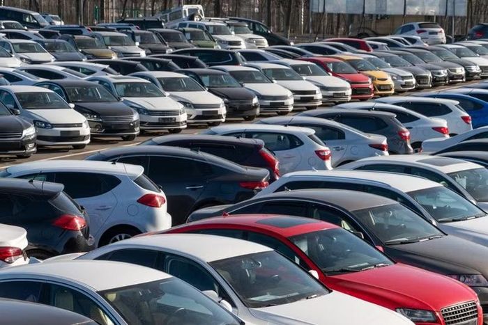 Giá xe đã qua sử dụng mất giá với mức 10% mỗi tháng mà vẫn khó bán. Ảnh: Sina.