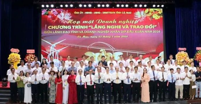 Lãnh đạo tỉnh Cà Mau chụp ảnh lưu niệm với cộng đồng doanh nghiệp trong buổi họp mặt doanh nghiệp đầu năm 2026.