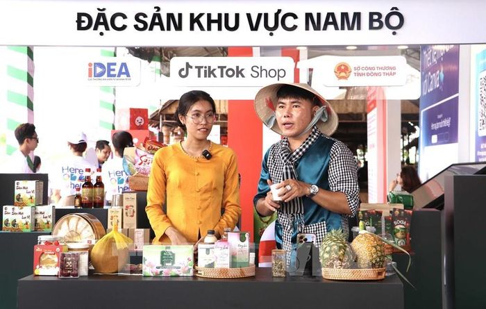 TikToker Thiện Nhân livestream bán hàng trái cây cho các hộ sản xuất. Ảnh: Hồng Nhung - TTXVN
