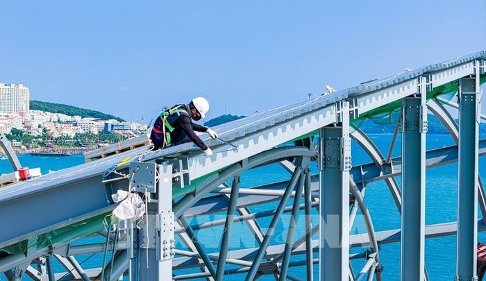 Công nhân thi công cụm dự án Tổ hợp đa chức năng APEC trên đảo Phú Quốc (An Giang). Ảnh: TTXVN phát