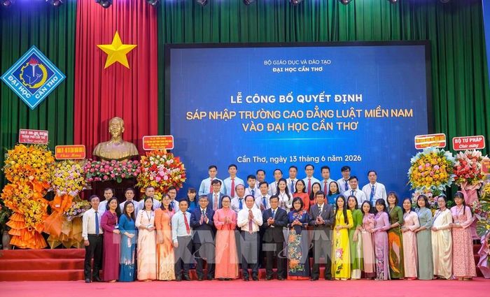Phó Thủ tướng Chính phủ Lê Tiến Châu với cán bộ, giảng viên của Trường Cao đẳng Luật miền Nam và Khoa Luật, Đại học Cần Thơ. Ảnh: Thanh Liêm - TTXVN