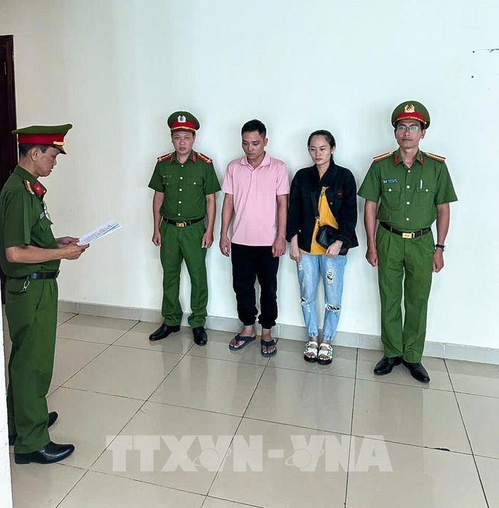 Công an thành phố Cần Thơ tống đạt Quyết định khởi tố và thực hiện Lệnh bắt tạm giam đối với Nguyễn Văn Thiệt, ra Quyết định cấm đi khỏi nơi cư trú đối với Trần Thị Triệu. Ảnh: TTXVN phát