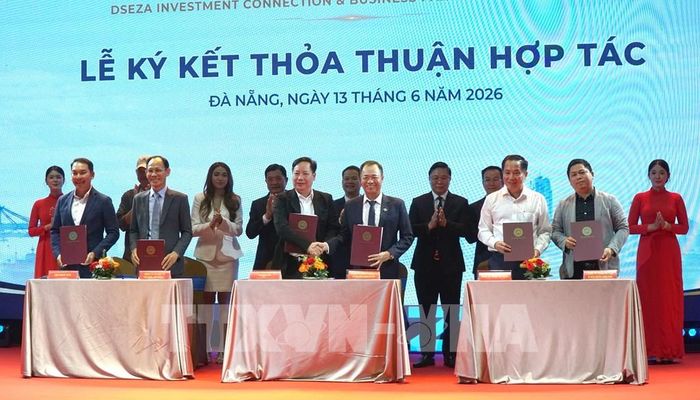 Lễ ký kết thỏa thuận hợp tác giữa các đối tác chiến lược phát triển FTZ Đà Nẵng. Ảnh: Quốc Dũng - TTXVN