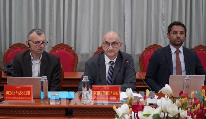 Đại diện Cơ quan Phát triển Pháp (AFD) và Phái đoàn Liên minh châu Âu (DUE) phát biểu. Ảnh: Tuấn Phi - TTXVN