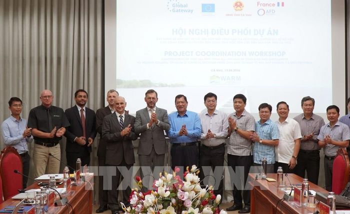 Cơ quan Phát triển Pháp (AFD) và Phái đoàn Liên minh châu Âu (DUE) làm việc với UBND cùng các sở, ngành tỉnh Cà Mau. Ảnh: Tuấn Phi - TTXVN