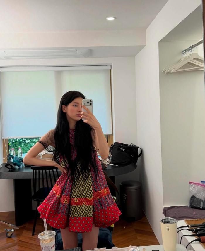 Dáng thon gọn cùng phong cách tối giản giúp Suzy càng thêm nổi bật.