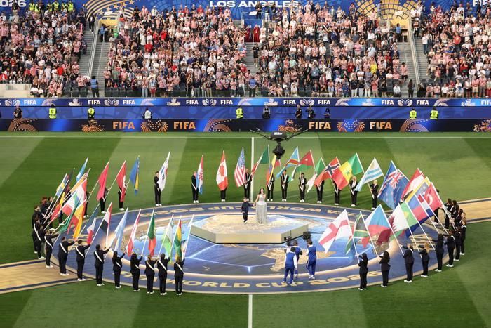 Ban tổ chức cũng thực hiện nghi thức tôn vinh 48 quốc gia góp mặt tại World Cup năm nay. Ảnh: AFP/Getty Images.