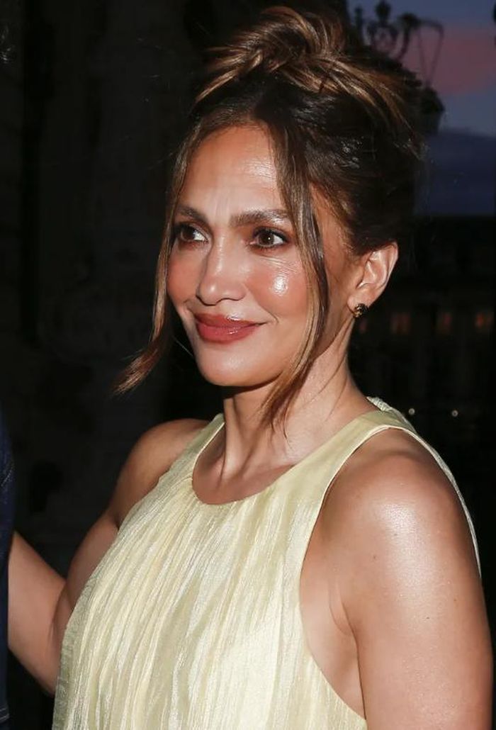 Jennifer Lopez lựa chọn kiểu tóc búi cao hơi rối cùng lớp trang điểm nhẹ nhàng với tông da rạng rỡ. Ảnh: Getty