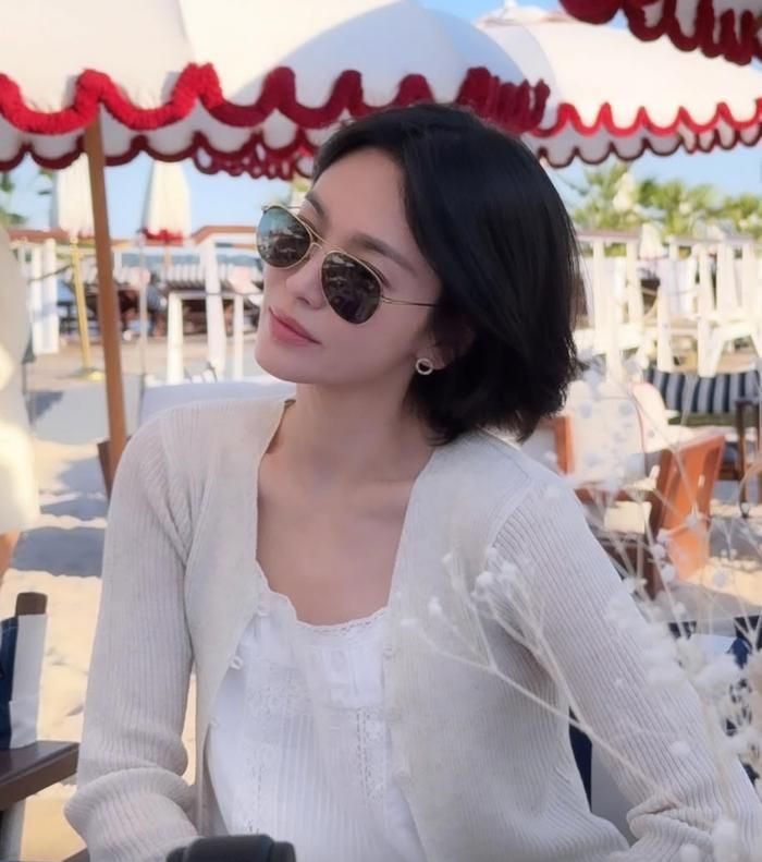 Điểm thu hút sự chú ý của nhiều người nằm ở phong cách thời trang đơn giản nhưng tinh tế của ngôi sao xứ Hàn giữa trời Âu. 