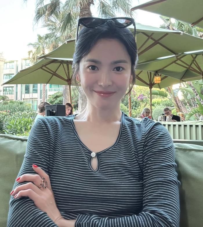 Dù lựa chọn phong cách tối giản, Song Hye Kyo vẫn gây ấn tượng bởi thần thái cuốn hút.