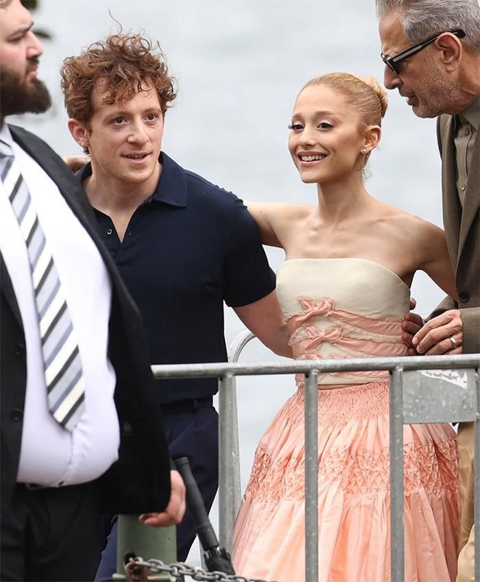 Trước đó, E! News xác nhận Ethan Slater và Ariana Grande thực chất đã chia tay từ vài tháng trước.