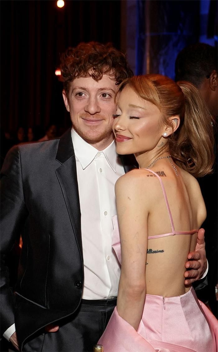  Ariana Grande trước đây từng lên tiếng bảo vệ Ethan Slater trước những chỉ trích từ dư luận.