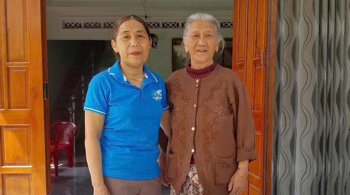 Bà Nguyễn Thị Thu Thanh, Chi hội trưởng phụ nữ Tổ dân phố Thống Nhất, phường Trương Quang Trọng (bên trái) thăm hỏi, động viên phụ nữ có hoàn cảnh khó khăn