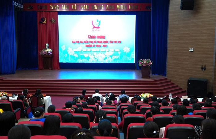 Hơn 300 cán bộ, hội viên, phụ nữ phường Tân Đông Hiệp đã xem trailer tuyên truyền về Đại hội đại biểu Phụ nữ toàn quốc lần thứ XIV.