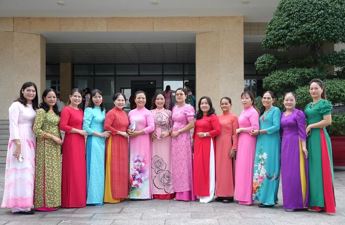 Các cán bộ, hội viên chụp ảnh kỷ niệm.