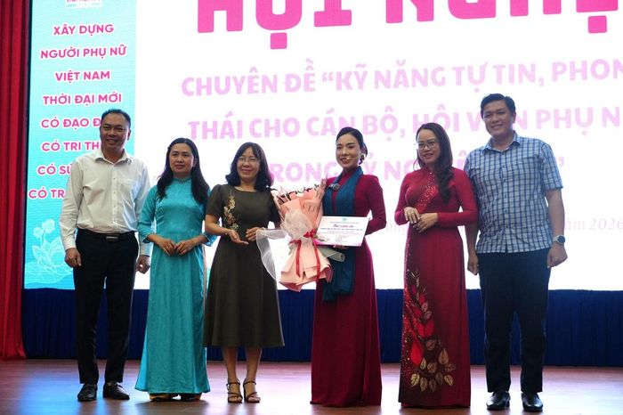 Lãnh đạo địa phương tặng hoa cho báo cáo viên.