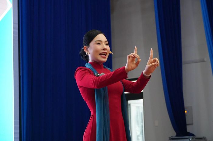Cô Lê Vân Anh, giảng viên Học viện Phong thái PBI TPHCM hướng dẫn kỹ năng tại chương trình.