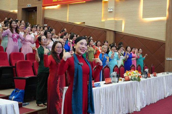 Chị em học cách xây dựng sự tự tin, phong thái chuyên nghiệp và sẵn sàng thích ứng với yêu cầu nhiệm vụ trong kỷ nguyên mới.