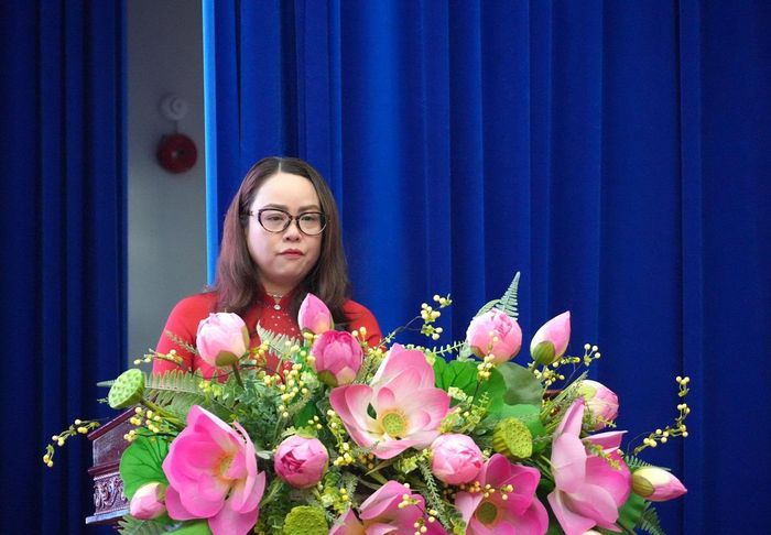 Bà Chu Thị Thanh Thủy, Phó Chủ tịch UBMTTQ phường, Chủ tịch Hội LHPN phường Tân Đông Hiệp (TPHCM) phát biểu giới thiệu về Đại hội đại biểu Phụ nữ toàn quốc lần thứ XIV sắp diễn ra tại Hà Nội.