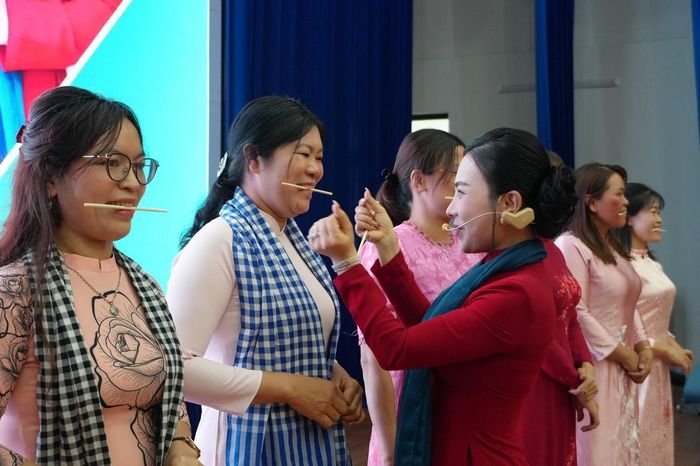 Học viên học cách cười duyên dáng.
