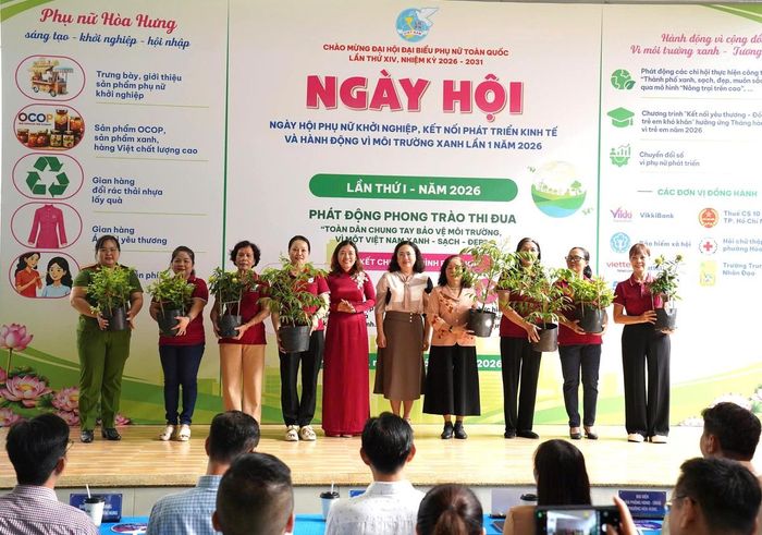 Hội LHPN phường Hòa Hưng tặng cây xanh cho các chi hội để lan tỏa thông điệp về bảo vệ môi trường.